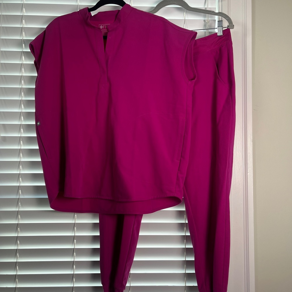 Women's Figs Scrub set.